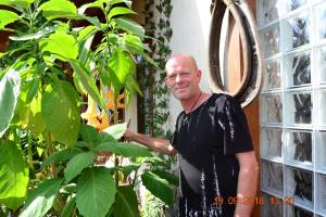 człowiek stoi obok rośliny w obiekcie Koziołkowo w mieście Bartoszylas