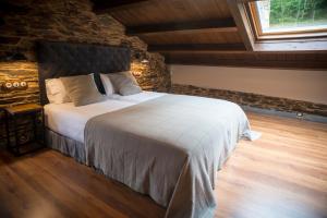 Cama o camas de una habitación en Aldea Rural y Gastro Restaurante Casona de Labrada