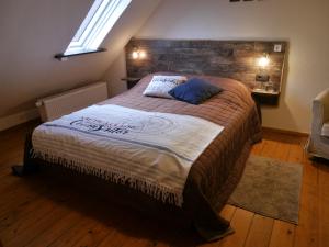 a bedroom with a large bed with a brick wall at Hestavin Bed & Breakfast in Grünberg