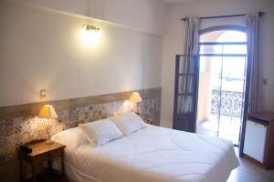 Asuncion Palace tesisinde bir odada yatak veya yataklar