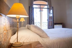 Asuncion Palace tesisinde bir odada yatak veya yataklar
