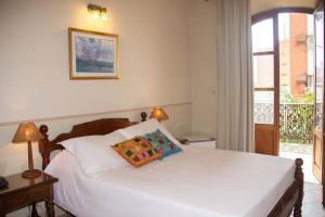 Asuncion Palace tesisinde bir odada yatak veya yataklar