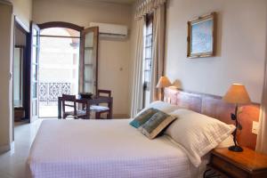 Asuncion Palace tesisinde bir odada yatak veya yataklar