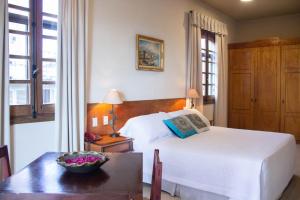 Asuncion Palace tesisinde bir odada yatak veya yataklar