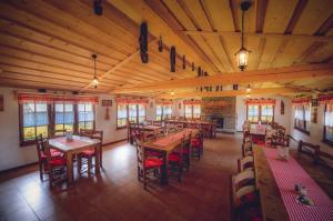 een eetkamer met tafels en stoelen in een restaurant bij Penzion Pribisko in Zuberec