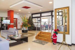 una sala de estar con una figura de Santa Claus en una sala de estar en Hotel Varuna, en Manizales