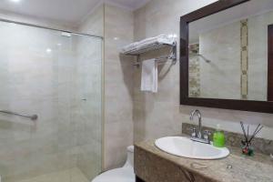 Ένα μπάνιο στο Hotel Varuna