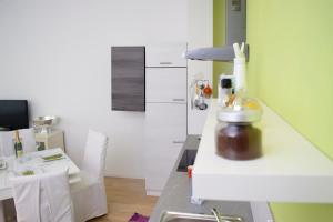 una cucina con bancone bianco e frigorifero di 3 Zimmer Zentrum , kontaktloser Check in a Klagenfurt