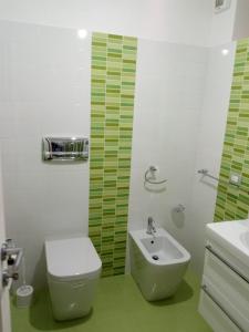 La salle de bains est pourvue de toilettes et d'un lavabo. dans l'établissement Villa Relax, à Donnalucata