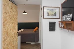 una piccola camera con un letto in una stanza di Lust Studio Naviglio a Milano