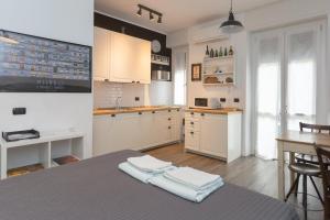 una cucina con un letto con due asciugamani di Lust Studio Naviglio a Milano