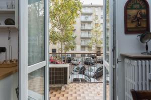 porta di accesso a un balcone con vista su un parcheggio di Lust Studio Naviglio a Milano
