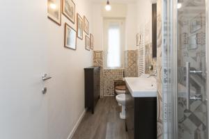 bagno con servizi igienici e lavandino di Lust Studio Naviglio a Milano