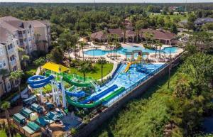 een luchtzicht op een waterpark in een resort bij DREAM Vacation BY A3G in Orlando