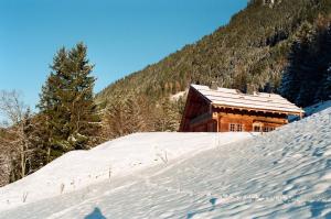 ヴァル・ディリエにあるLe Chalet de Laraの雪面の上の木造キャビン