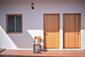 een stoel voor twee deuren bij HOTEL CASA SANTO TOMAS in Oaxaca City