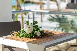 Delfins Beach Resort Bonaire, Tapestry Collection by Hilton外面的花园