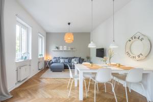 uma sala de estar e de jantar com uma mesa branca e cadeiras em Eimsbütteler Straße "KUTTER" em Hamburgo
