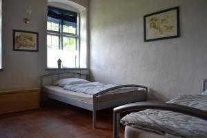 1 dormitorio con 2 camas y ventana en Apartments Golden Tüffel en Hohwacht