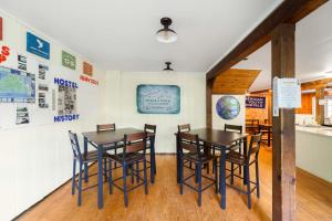 HI - Martha's Vineyard Hostel في فينيارد هافن: غرفة طعام مع طاولتين وكراسي