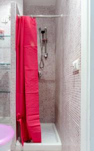 uma casa de banho com uma cortina de chuveiro vermelha. em FV STUDIOS Chiaia em Nápoles