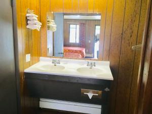 Φωτογραφία από το άλμπουμ του Granada Inn Motel - Kalkaska σε Kalkaska