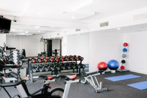 een fitnessruimte met veel fitnessapparatuur bij voco Gold Coast, an IHG Hotel in Gold Coast