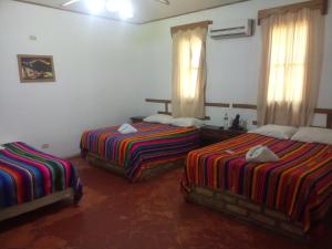 Tempat tidur dalam kamar di El Bosque Hotel