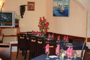 A restaurant or other place to eat at Hostal Gran Via Levante