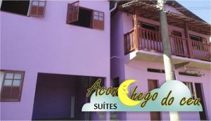 康塞桑依荻波卡的住宿－Aconchego do céu，粉红色和紫色的建筑设有阳台