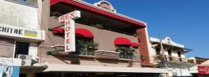 a building with a stop sign in front of it at Hotel Rex in Chitré