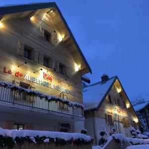 Ein Gebäude mit einem Schild im Schnee. in der Unterkunft Auberge d+ Valloire-Galibier in Valloire