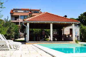 Bazén v ubytování MarAzul Apartments nebo v jeho okolí