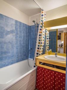 ein Badezimmer mit einer Badewanne, einem Waschbecken und einer Badewanne in der Unterkunft 23 Praz de l'Ours Vallandry - Les Arcs in Peisey-Nancroix