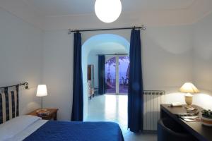 Postel nebo postele na pokoji v ubytování Maresca Hotel Praiano