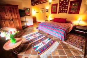 Hotel Casa Encantada tesisinde bir odada yatak veya yataklar