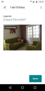 une pièce avec deux canapés verts dans un salon dans l'établissement Apto em Torres próximo a praia, à Torres