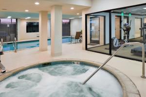 une baignoire jacuzzi dans le hall d'un hôtel dans l'établissement Hotel Chino Hills, à Chino Hills