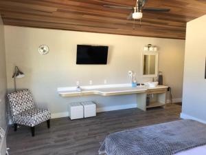 een slaapkamer met een bad, een wastafel en een stoel bij Stone Canyon Inn in Tropic