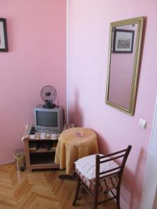 Televízia a/alebo spoločenská miestnosť v ubytovaní Sinistaj Rooms