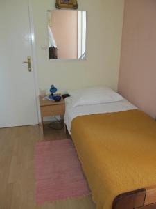 ドゥブロヴニクにあるシニスタイ ルームズのベッドルーム1室(ベッド1台、壁掛け鏡付)