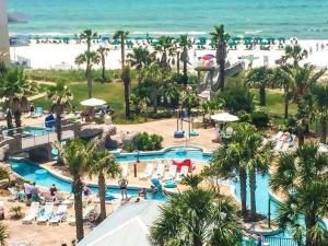 een luchtzicht op een resort met een strand bij Waterscape Resort by Tufan in Fort Walton Beach