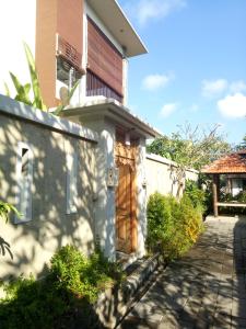 een huis met een poort en een oprit bij The Surya Kuta Villa in Kuta