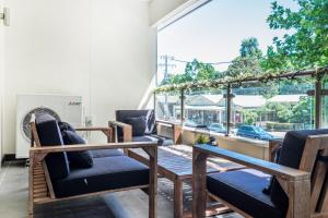 um quarto com cadeiras, uma mesa e uma janela em Olinda Village Apartment - A2 em Olinda