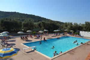 Uitzicht op het zwembad bij Funno Delle Noci of in de buurt