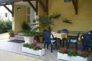 un patio con mesa, sillas y plantas en Hotel Lido, en Lido di Jesolo