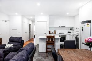 uma cozinha e sala de estar com um sofá e uma mesa em Olinda Village Apartment - A2 em Olinda