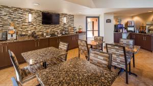 um restaurante com mesas e cadeiras e um bar em Best Western Inn of Chandler em Chandler