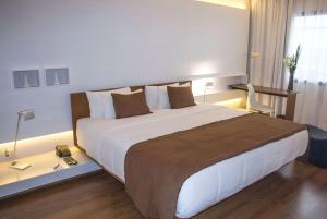 Esplendor by Wyndham Asuncion tesisinde bir odada yatak veya yataklar