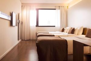 Esplendor by Wyndham Asuncion tesisinde bir odada yatak veya yataklar